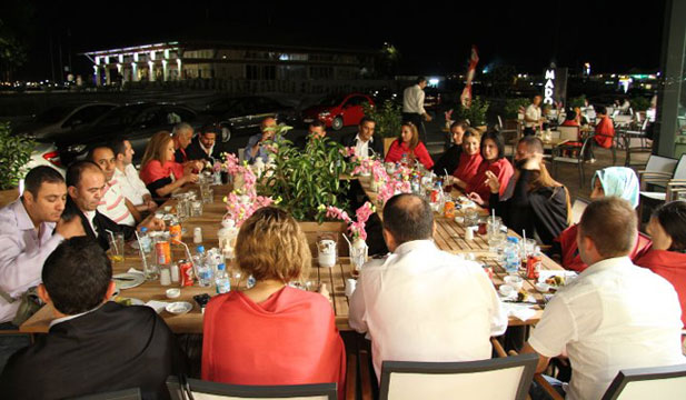 Mado Ataköy'de bir iftar yemeği